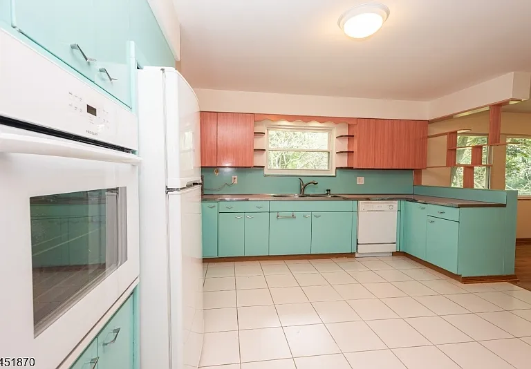 681 Easton Ave — Photo 5