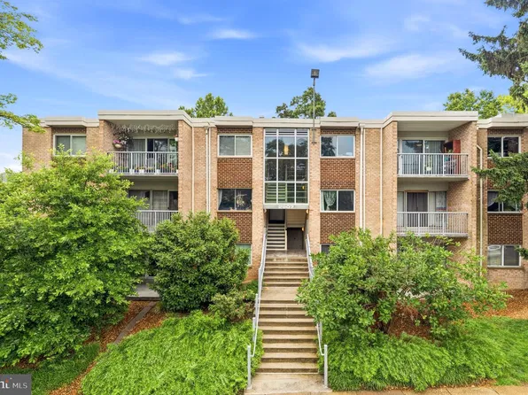 2907 Charing Cross Rd #9/3, Falls Church, VA 22042