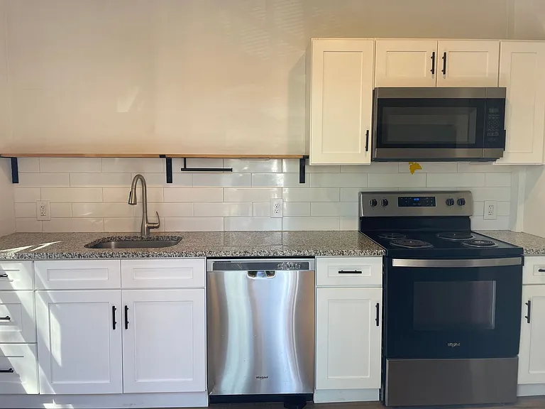 126 1/2 E Lemon St — Photo 3