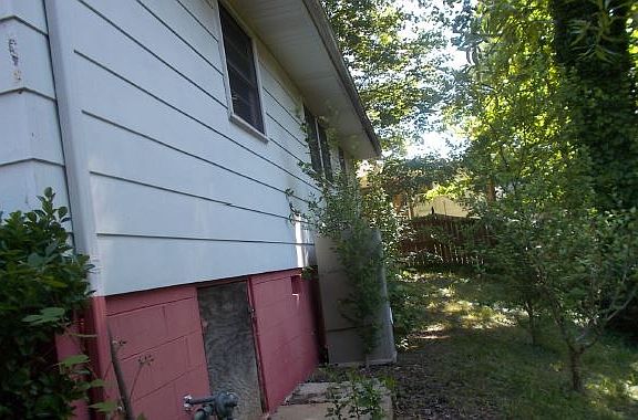 2nd image of 606 E Morehead St