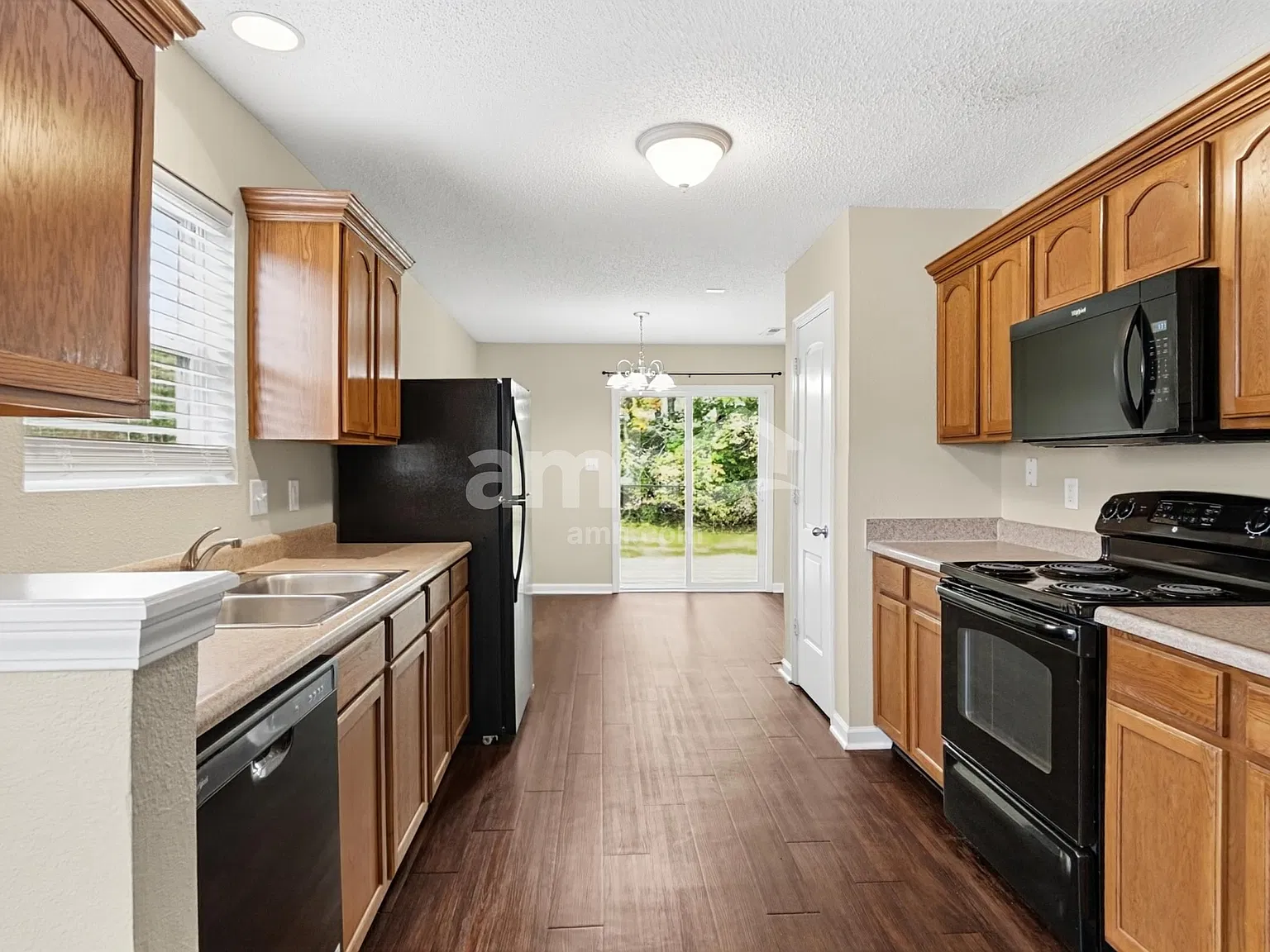 3 bed, 2.0 bath, 1240 sqft, $1,785 — Photo 4