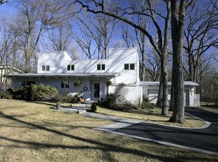 1115 Valley Rd, Lake Forest, IL 60045