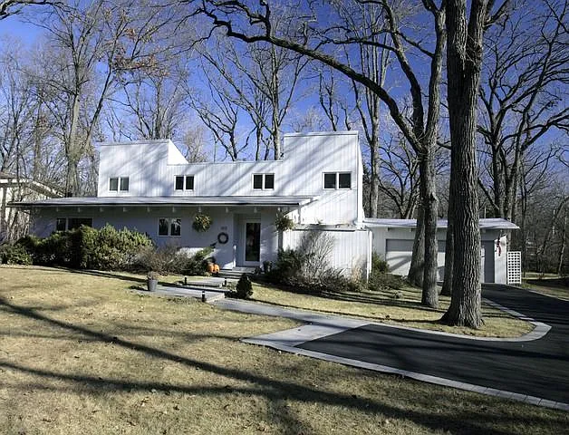 1115 Valley Rd photo 1