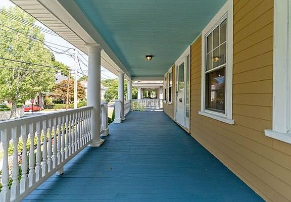 4th image of 568 Eliot St