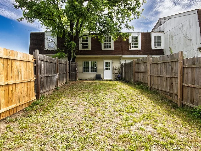8523 Pioneer Dr — Photo 17