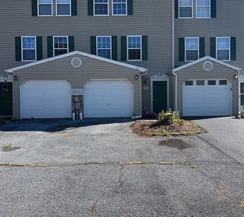 24 Petersburg Ln