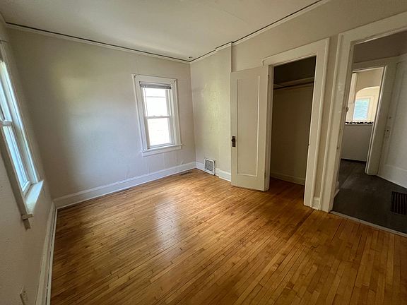 5th image of 240 Irving Ave N #2