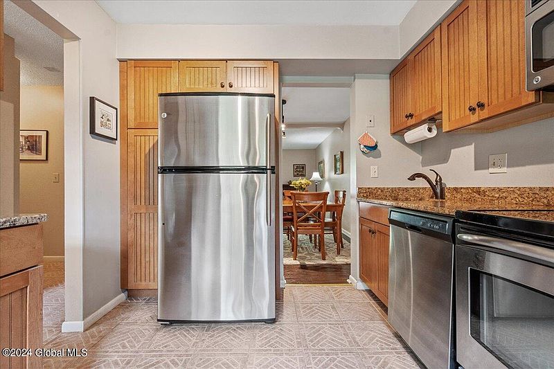 4th image of 83 Crestwood Terrace