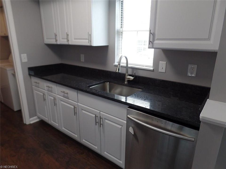1st image of 54 Woodbury Ln