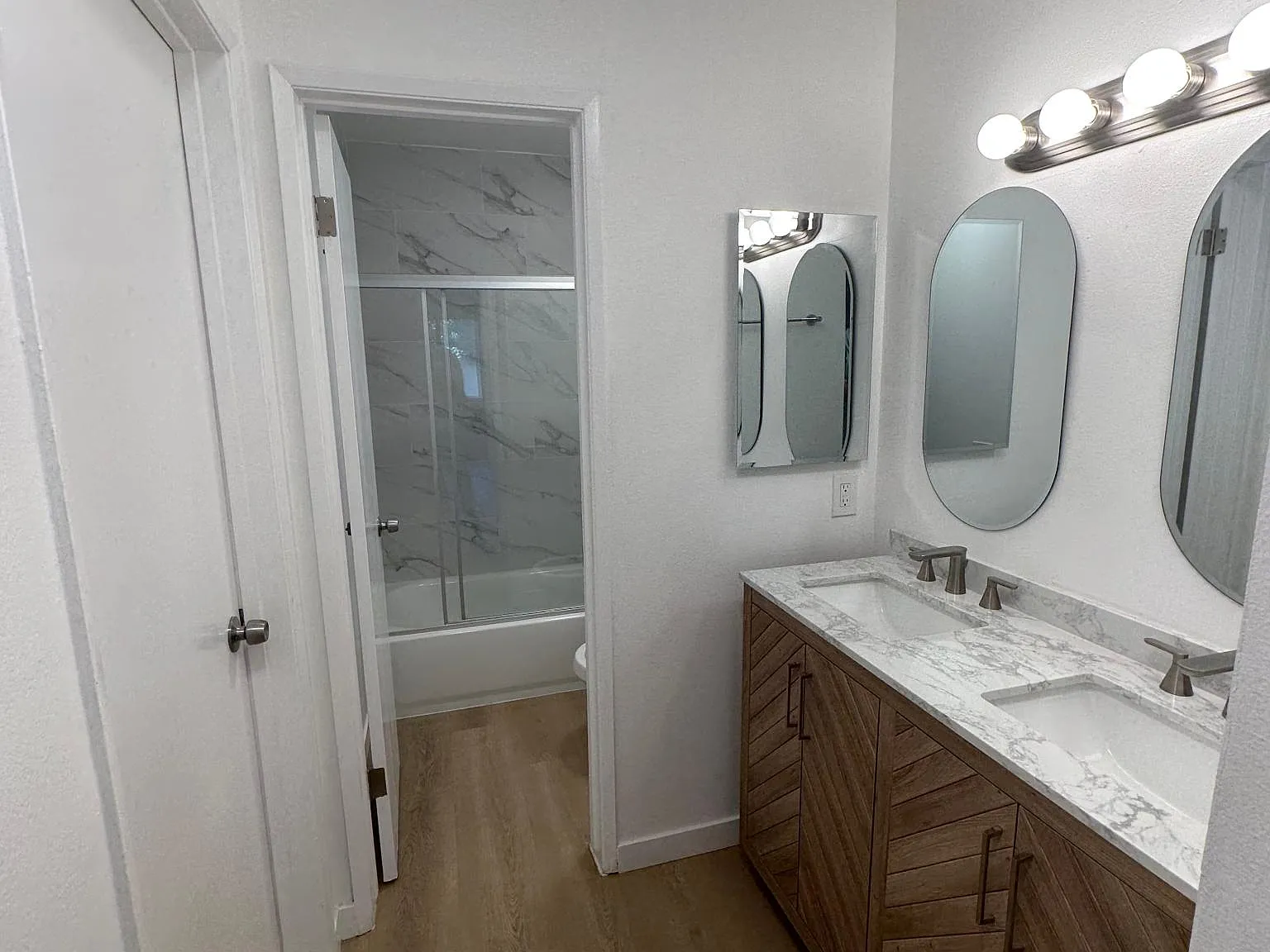 2 bed, 990 sqft, $2,600 — Photo 2