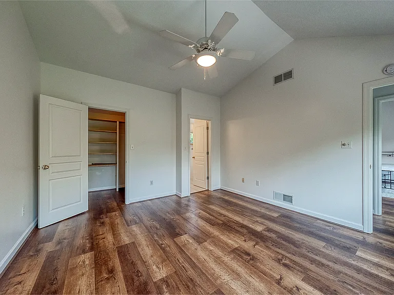 618 Essex Ct — Photo 23