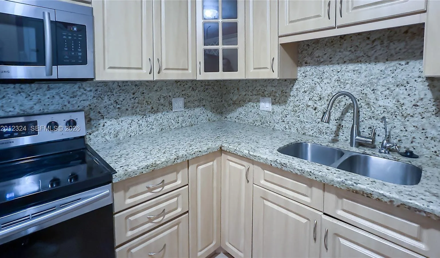 Stratford House Condo — Photo 4