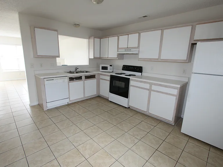 106 Pinegrove Ct — Photo 2