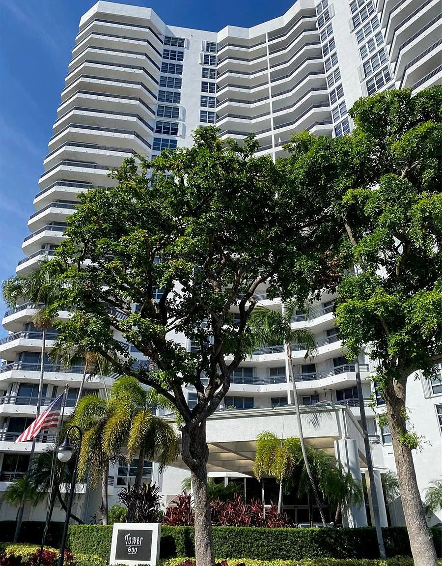 Mystic Pointe Tower 600 C — Photo 1