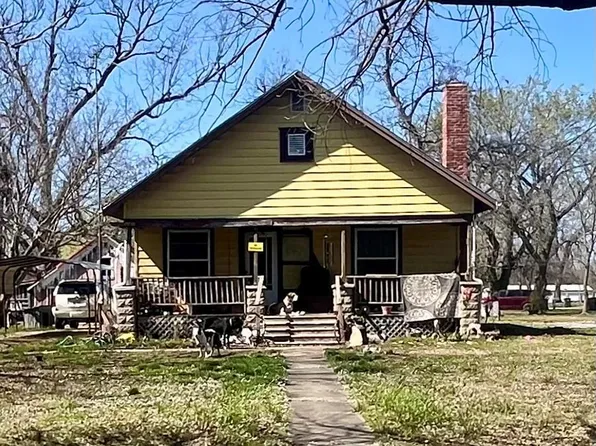 220 N 8th St, Chetopa, KS 67336