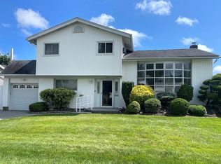 302 Balchen St, Massapequa Park, NY 11762