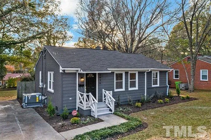 3 bed, 1.0 bath, 1040 sqft, $1,895 — Photo 1