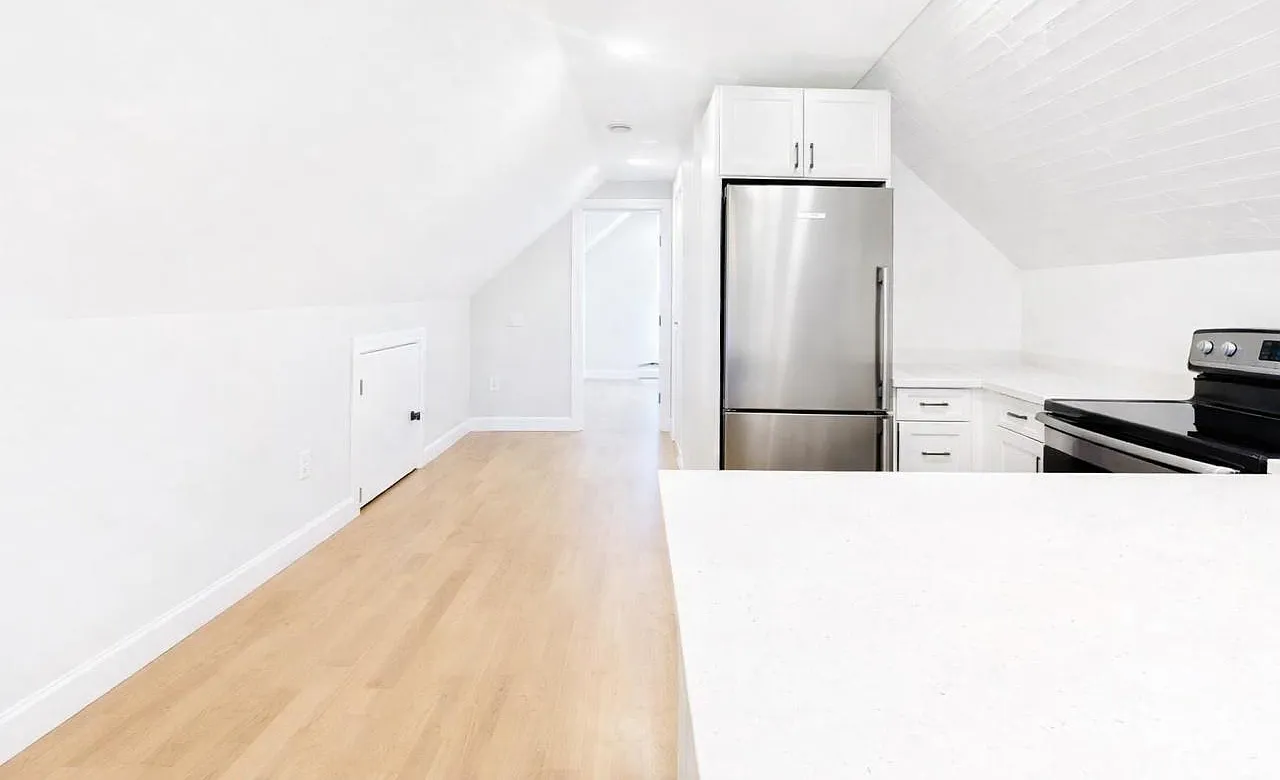 2 bed, 700 sqft, $3,000 — Photo 2
