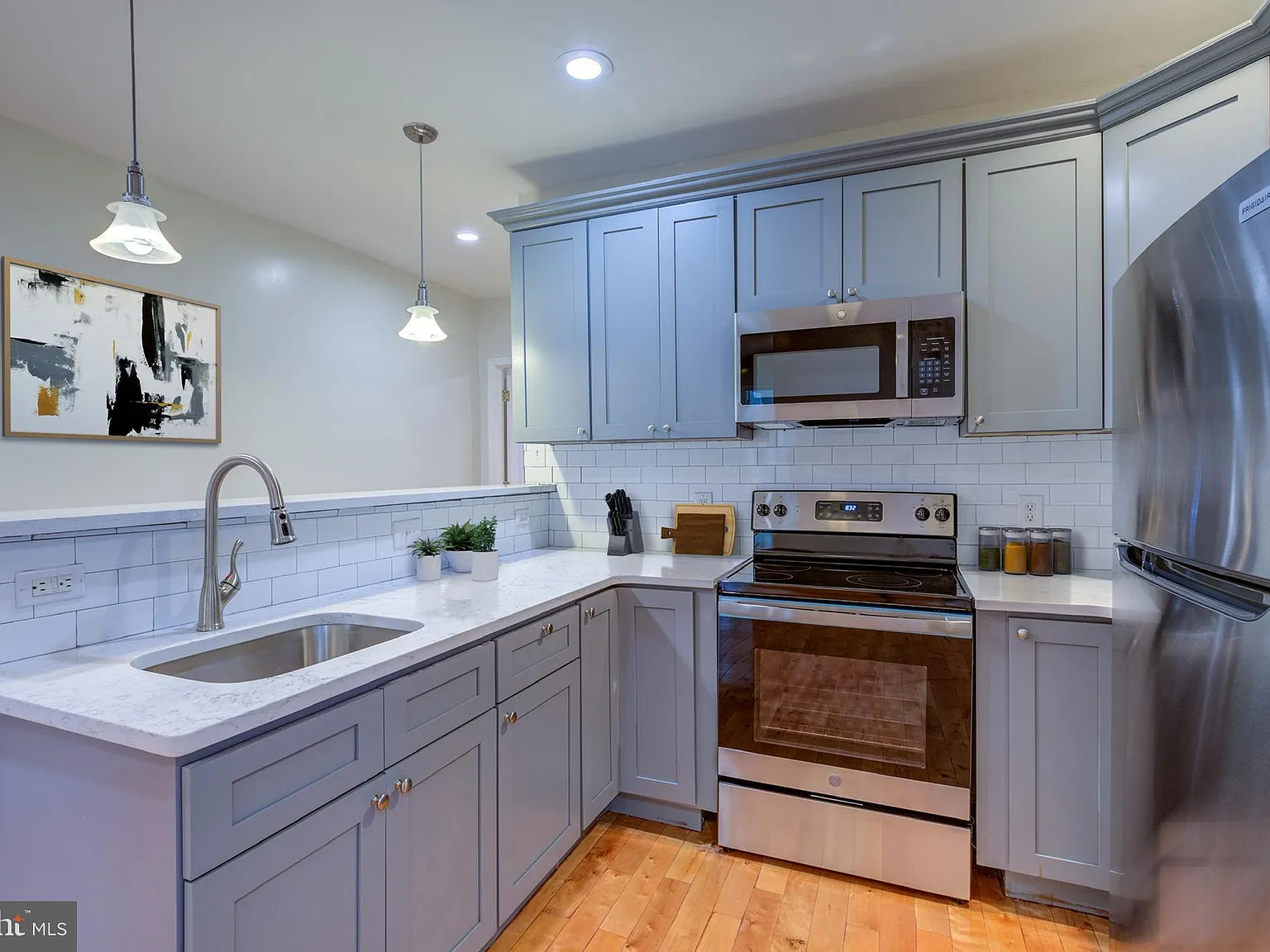2 bed, 850 sqft, $1,425 — Photo 2