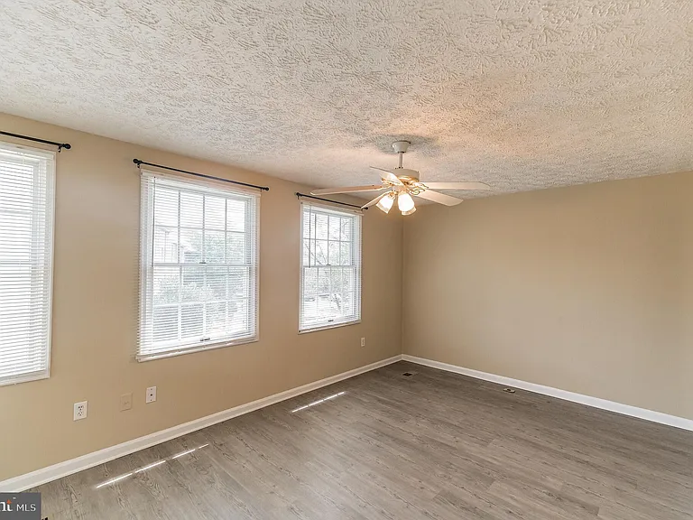 6302 Betsy Ross Ct — Photo 17