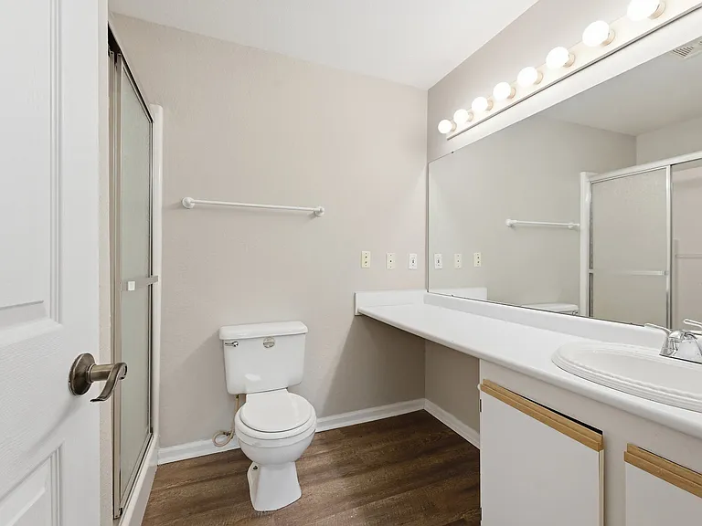 Oasis Apartments — Photo 5