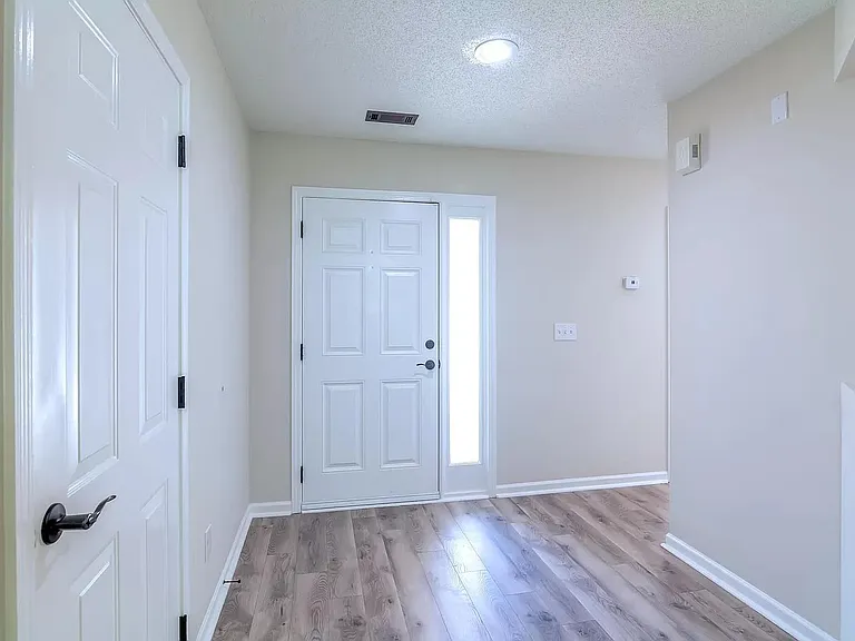 784 Waterbrook Ln — Photo 5