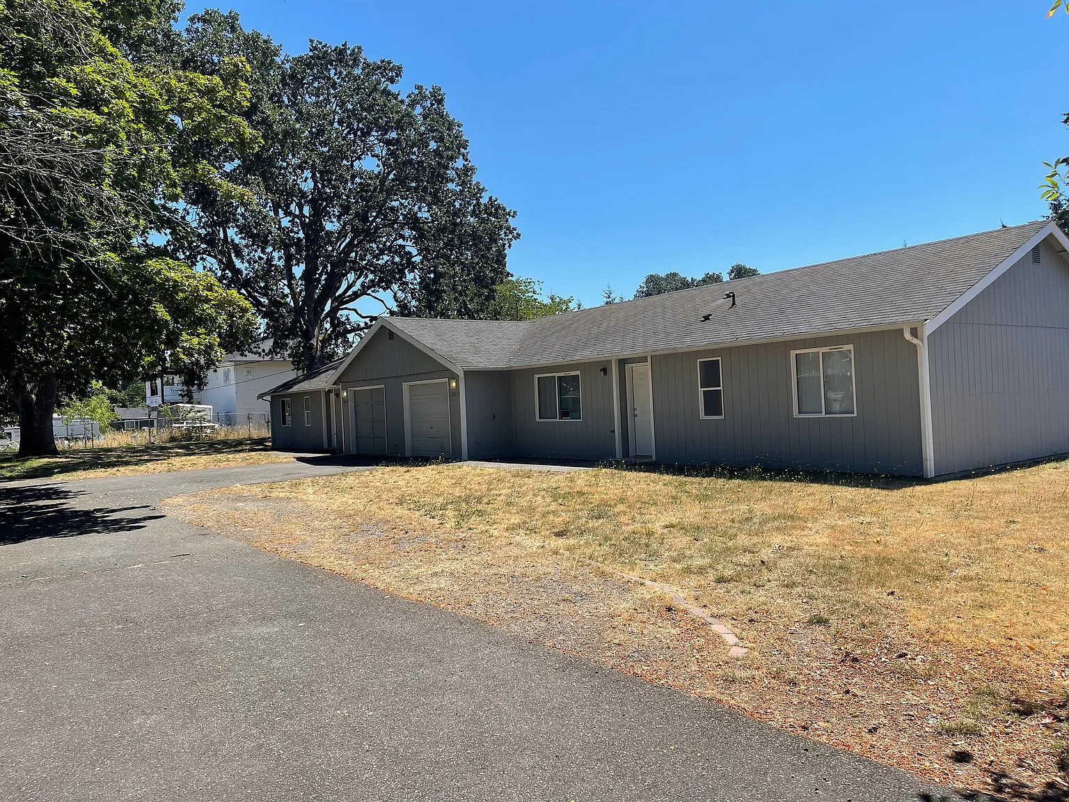3 bedroom, 2 bathroom duplex — Photo 2