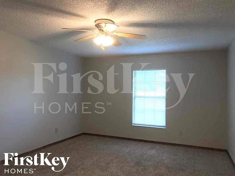 742 Eunice St — Photo 15