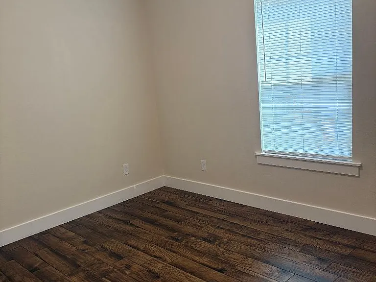 205 Skinner Ln — Photo 6