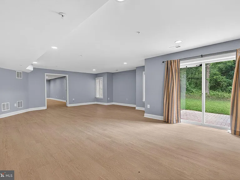 15806 Copper Beech Dr — Photo 32
