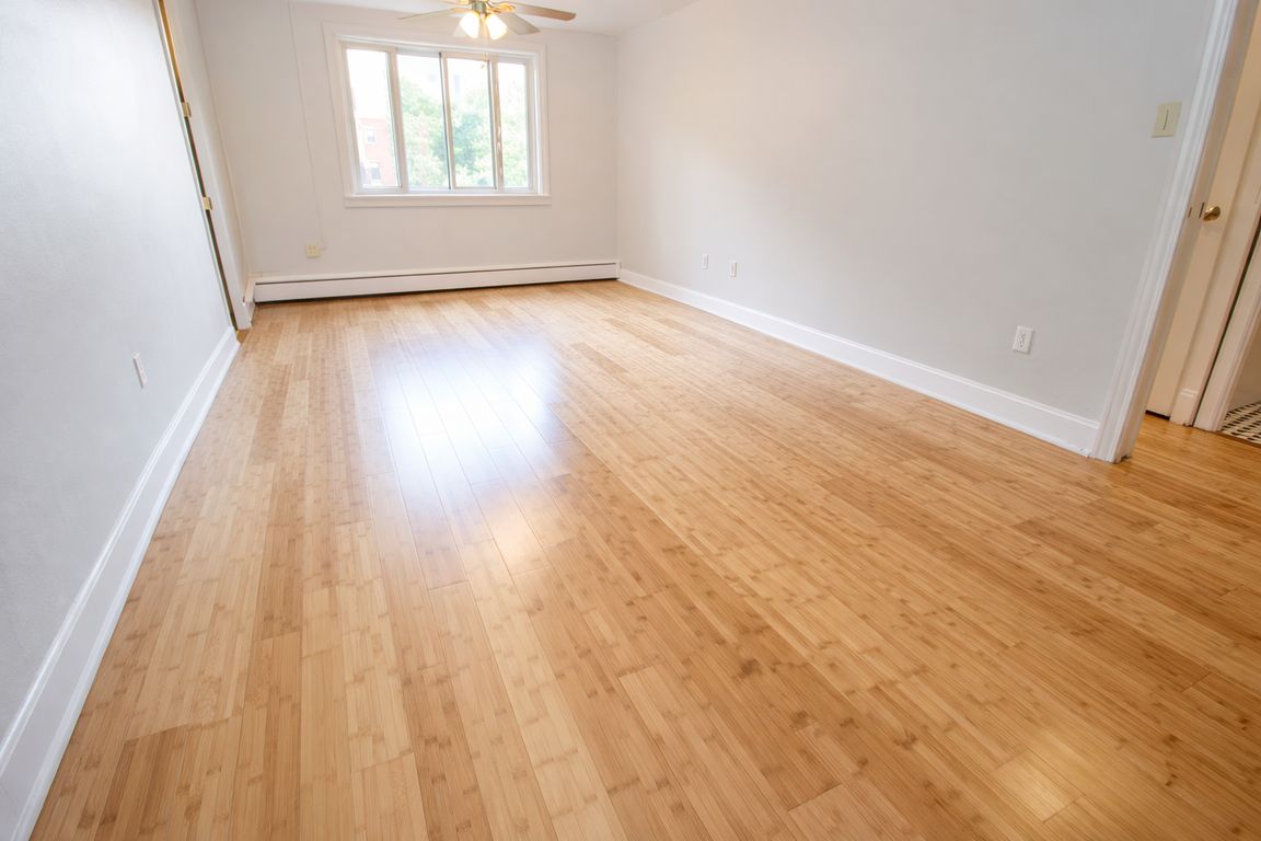 Hardwood 1 Bedroom (Unit 207)