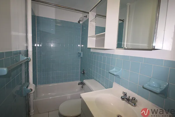 Rented by Wave Real Estate Group | media 11