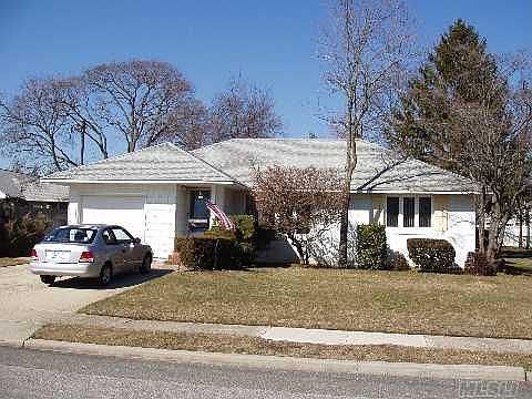 1st image of 525 Surrey Pl
