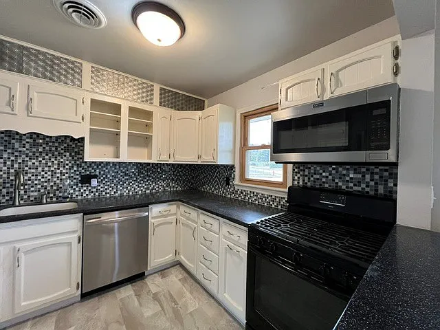 2125 Stirling St — Photo 17
