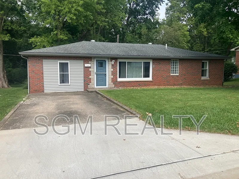 3 bed, 1.0 bath, 1200 sqft, $1,900 — Photo 2