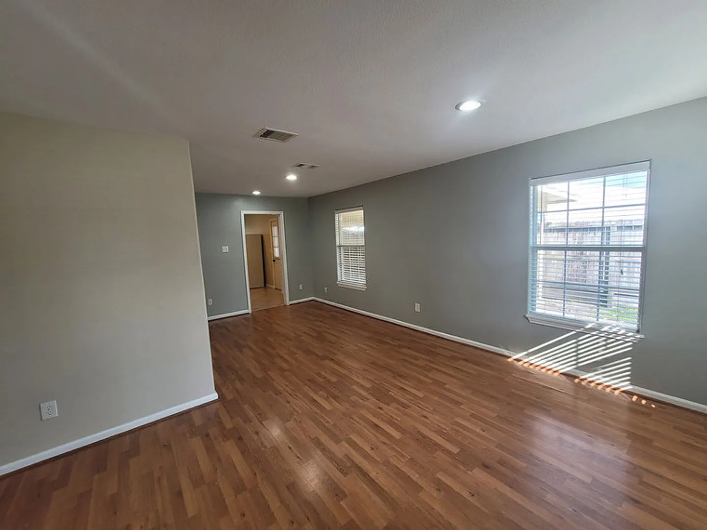 Single story - 2 bed 1.5 bath - located off of 57th St. — Photo 4