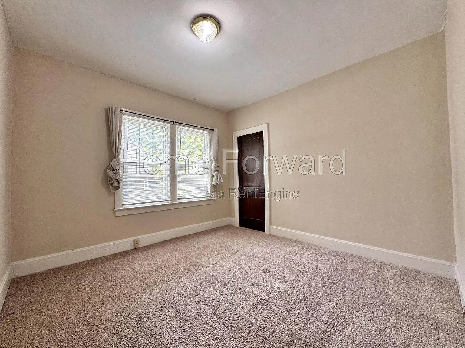 3 bed, 2.0 bath, 1600 sqft, $2,200 — Photo 4
