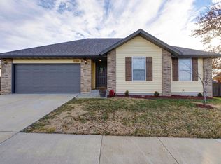1194 S Strasbourg Ave, Springfield, MO 65802
