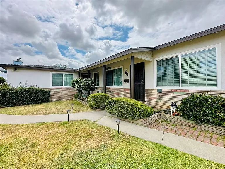 400 E Fernfield Dr — Photo 2