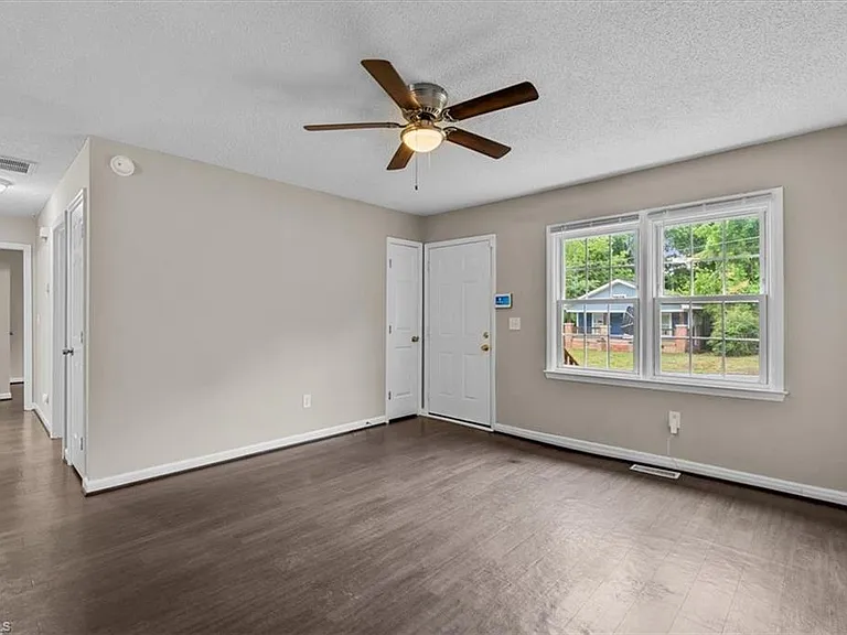 1307 Pearson St — Photo 13