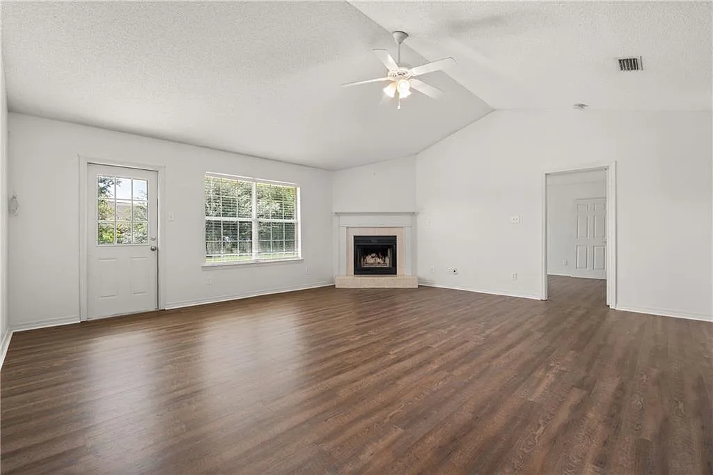 4 bed, 2.0 bath, 1968 sqft, $2,200 — Photo 2