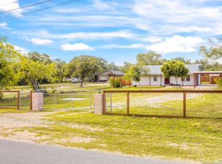 619 Rossville Rd, Devine, TX 78016
