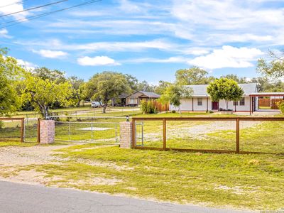 619 Rossville Rd, Devine, TX, 78016