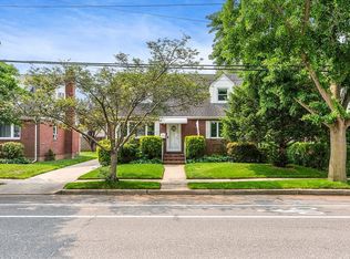 26612 82nd Ave, Glen Oaks, NY 11004
