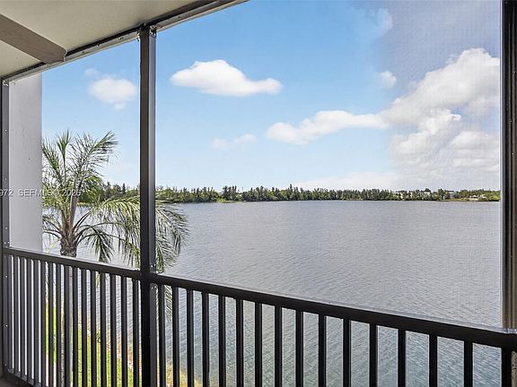 3rd image of 117 Lake Emerald Dr APT 409