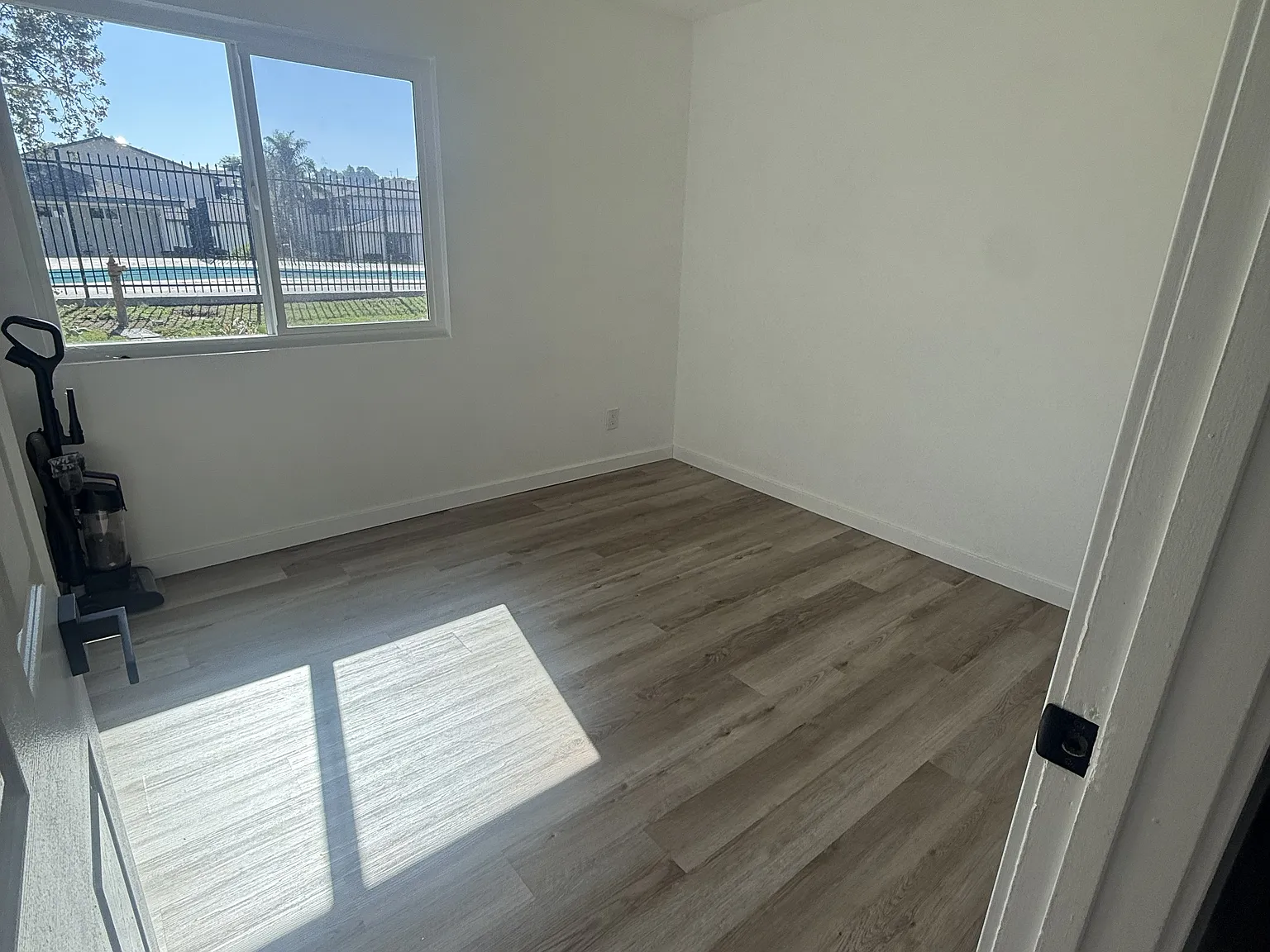 3 bed, 2100 sqft, $1,000 — Photo 4