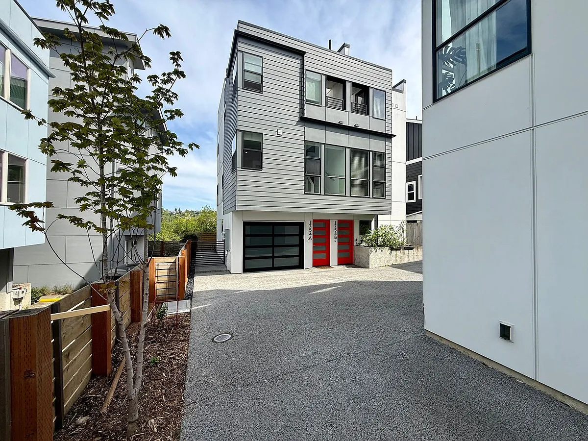 Building Photo - 1754 19th Ave S #A