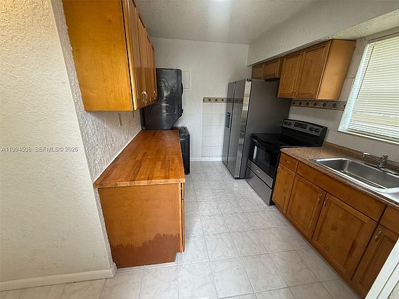 3rd image of 815 Foster Rd