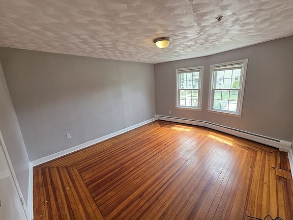 5th image of 75 Dennis St