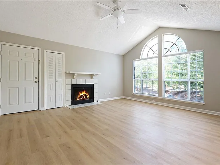 901 Wentworth Ct — Photo 2